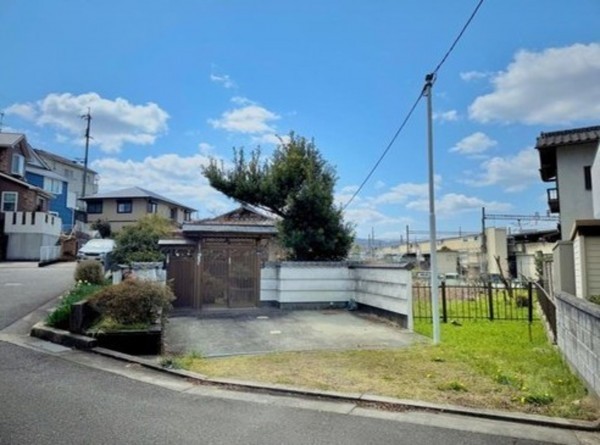 川西市見野、土地の前面道路を含む現地写真画像です