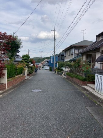 川西市けやき坂、中古一戸建ての前面道路を含む現地写真画像です