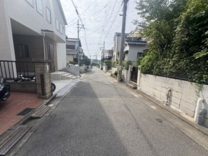 川西市下財町、中古一戸建ての前面道路を含む現地写真画像です
