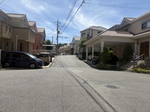 川西市鴬台、中古一戸建ての前面道路を含む現地写真画像です