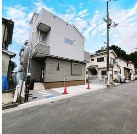 川西市緑が丘、新築一戸建ての外観画像です