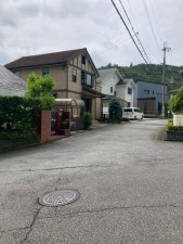 川西市けやき坂、中古一戸建ての前面道路を含む現地写真画像です