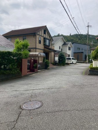 川西市けやき坂、中古一戸建ての前面道路を含む現地写真画像です