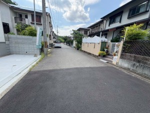 川西市清流台、新築一戸建ての前面道路を含む現地写真画像です