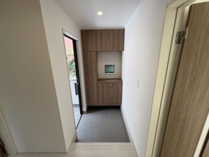 川西市清流台、新築一戸建ての玄関画像です