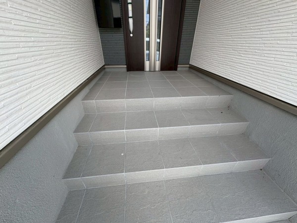 川西市清流台、新築一戸建ての玄関画像です