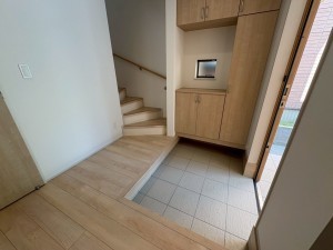 川西市清流台、新築一戸建ての玄関画像です