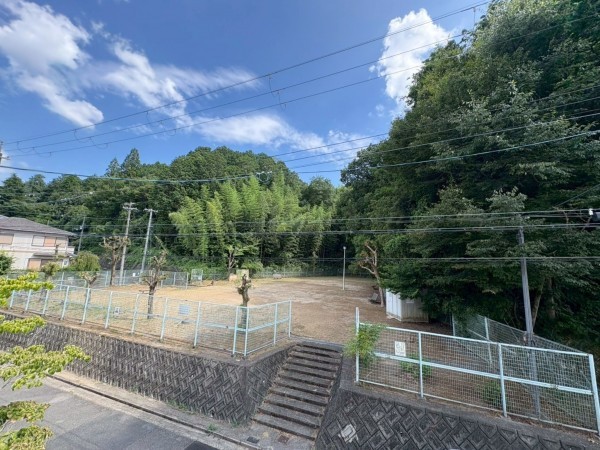 川西市清流台、新築一戸建ての前面道路を含む現地写真画像です