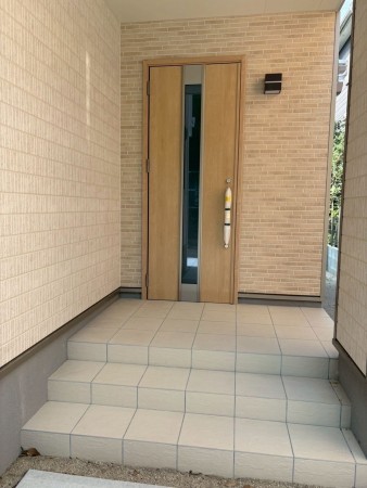 川西市清流台、新築一戸建ての玄関画像です
