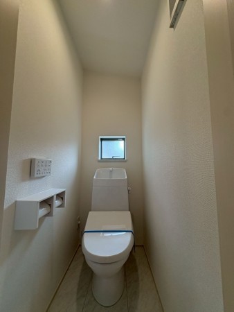 川西市清流台、新築一戸建てのトイレ画像です