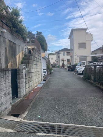 川西市萩原、中古一戸建ての前面道路を含む現地写真画像です