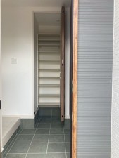 川西市清和台、新築一戸建ての玄関画像です