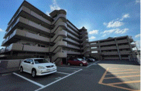 川西市平野、マンションの外観画像です