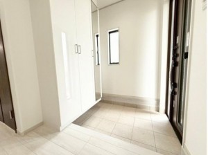 川西市東久代、新築一戸建ての玄関画像です