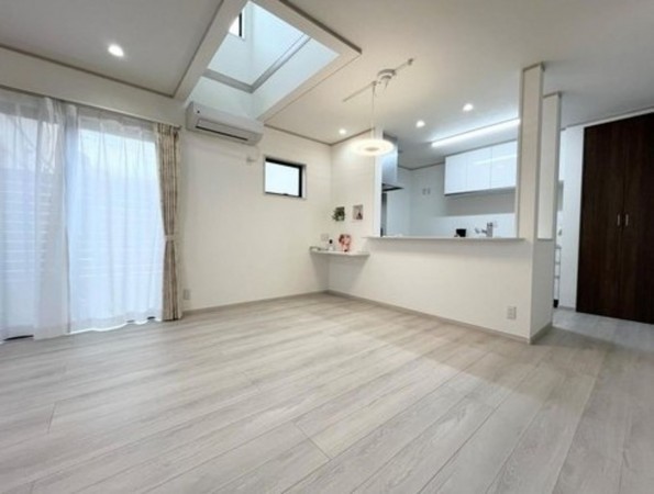 川西市東久代、新築一戸建ての居間画像です
