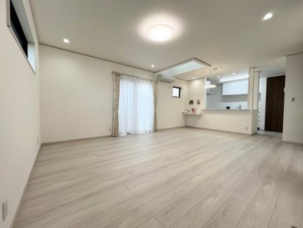 川西市東久代、新築一戸建ての居間画像です