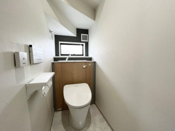 川西市東久代、新築一戸建てのトイレ画像です
