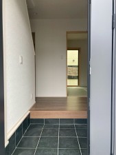 川西市大和、新築一戸建ての玄関画像です