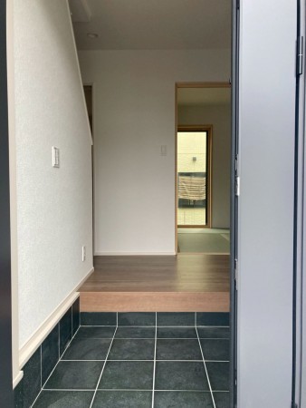 川西市大和、新築一戸建ての玄関画像です