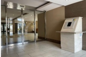 川西市寺畑、マンションのエントランス画像です