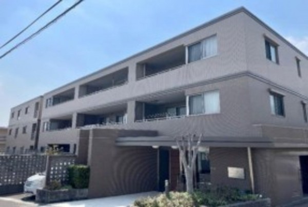 川西市寺畑、マンションの外観画像です