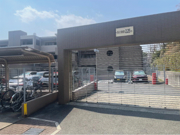 川西市寺畑、マンションの駐車場画像です