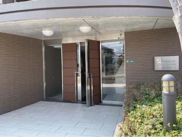 川西市寺畑、マンションのエントランス画像です