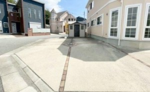 川西市けやき坂、中古一戸建ての駐車場画像です