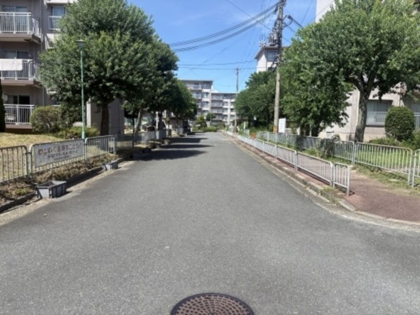 川西市清和台、マンションの前面道路を含む現地写真画像です