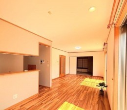 川西市美山台、中古一戸建ての居間画像です