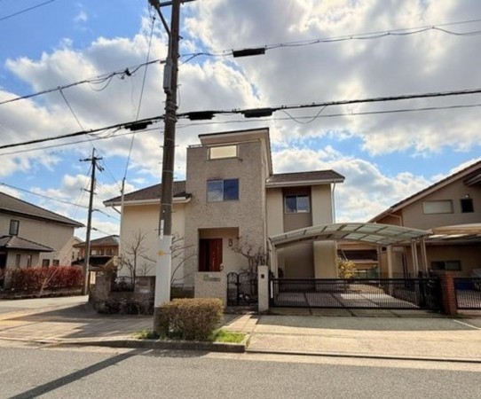 川西市美山台、中古一戸建ての外観画像です