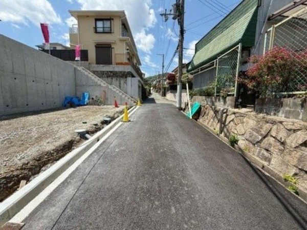 川西市松が丘町、土地の前面道路を含む現地写真画像です