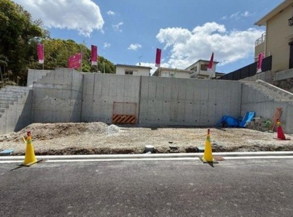 川西市松が丘町、土地の前面道路を含む現地写真画像です