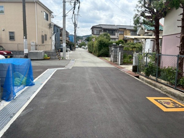 川西市西多田、新築一戸建ての前面道路を含む現地写真画像です