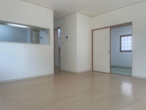 川西市水明台、中古一戸建ての居間画像です