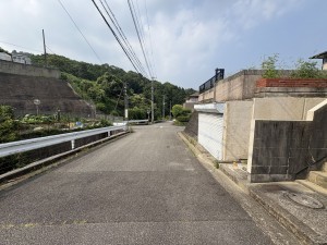 川西市湯山台、土地の前面道路を含む現地写真画像です