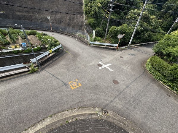 川西市湯山台、土地の前面道路を含む現地写真画像です