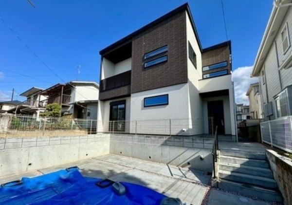 川西市緑台、新築一戸建ての外観画像です