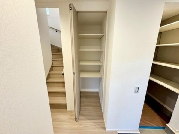 川西市緑台、新築一戸建ての収納画像です