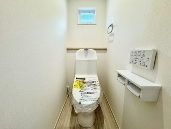 川西市緑台、新築一戸建てのトイレ画像です