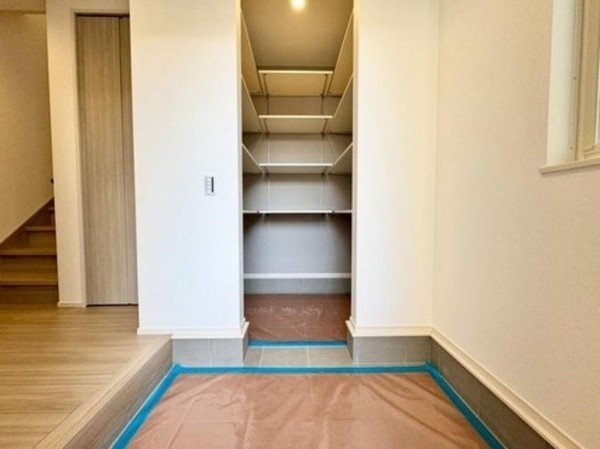 川西市緑台、新築一戸建ての収納画像です