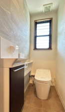川西市大和、中古一戸建てのトイレ画像です