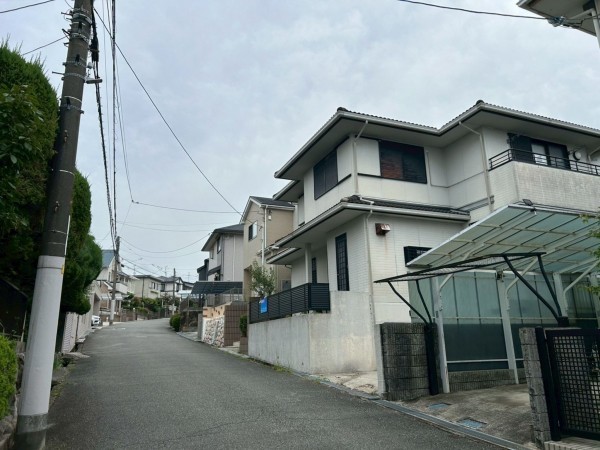 川西市大和、中古一戸建ての前面道路を含む現地写真画像です