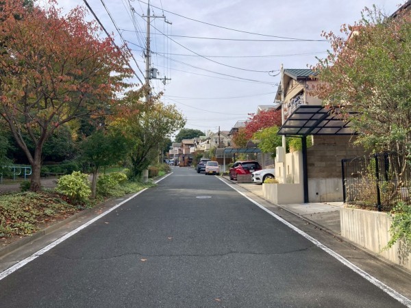 川西市清和台、中古一戸建ての前面道路を含む現地写真画像です