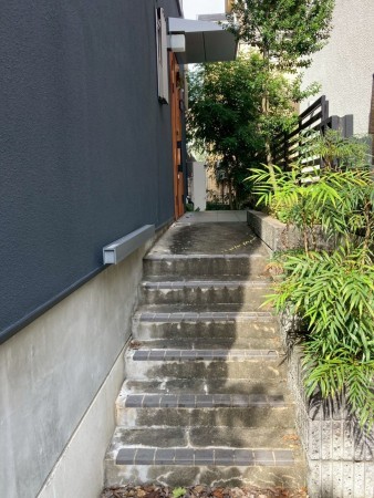 川西市清和台、中古一戸建ての玄関画像です