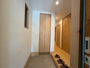 川西市丸の内町、新築一戸建ての玄関画像です