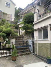 川西市霞ケ丘、中古一戸建ての外観画像です