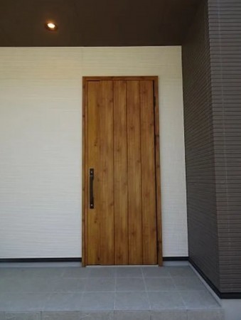 川西市笹部、新築一戸建ての玄関画像です