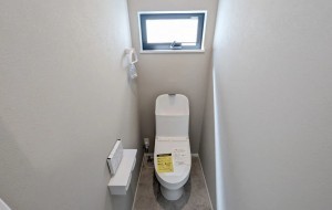 川西市笹部、新築一戸建てのトイレ画像です