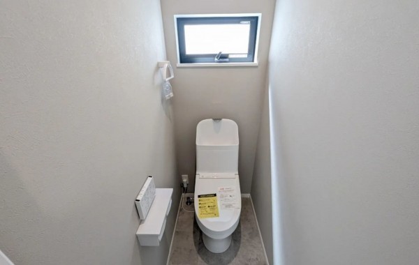 川西市笹部、新築一戸建てのトイレ画像です